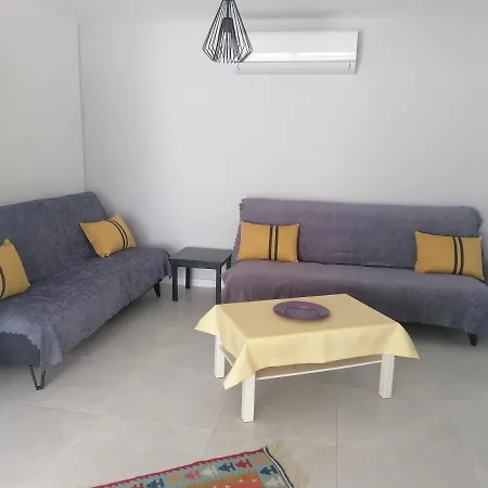 Dalamanin Gozde Sitesinde Havuzlu Cancan Villa *